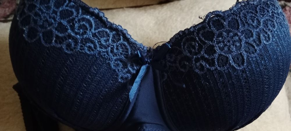 biustonosz  W kolorze ciemno niebieskim firma Feeling