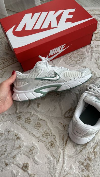 Кросівки жіночі NIKE