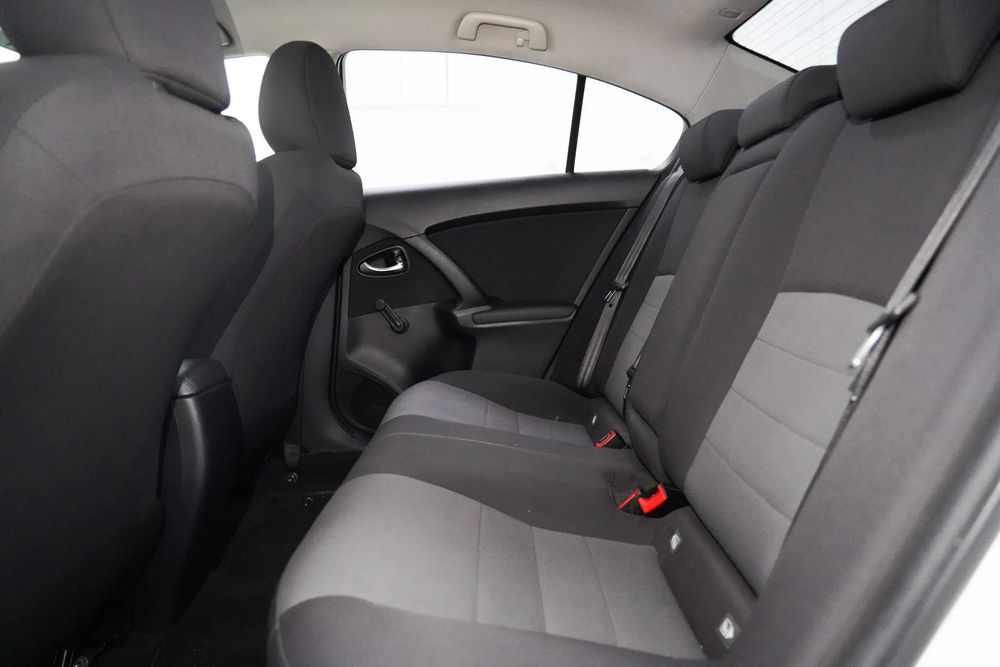 Toyota Avensis — fotografia 7