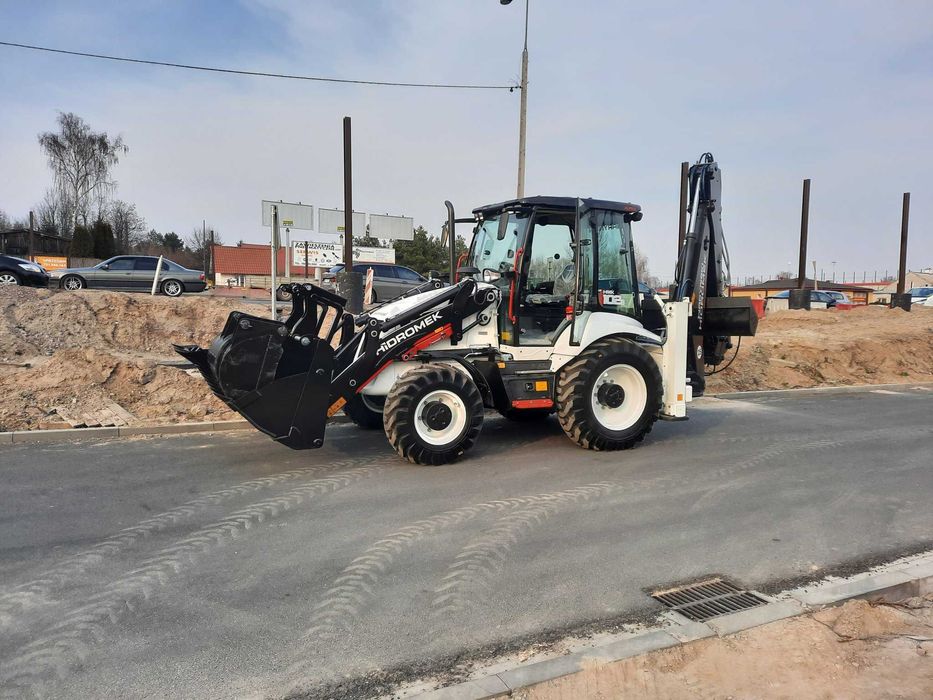 Wynajem maszyn budowlanych – minikoparka z młotem, wiertnicą