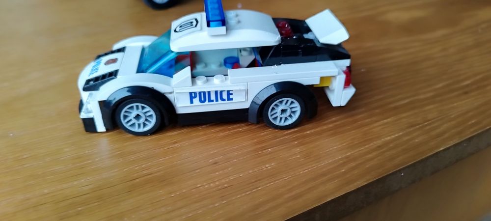Sprzedam LEGO City 60128 Policyjny pościg