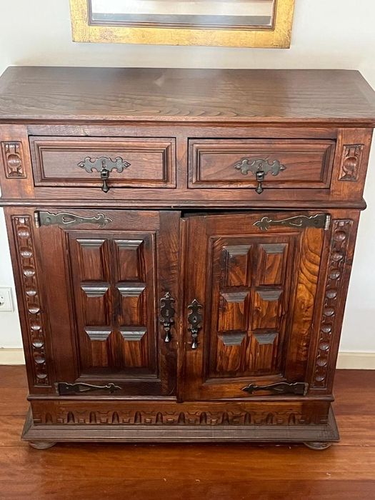 Armário em madeira maciça