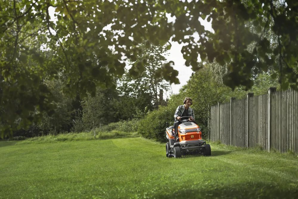 Traktor ogrodowy Husqvarna TC 220T – 108 cm, hydrostat, kosz, tempomat, silnik 708 cm³ Raty 0%