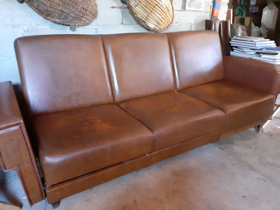 Conjunto sofá/cama e 2 cadeirões em couro artificial