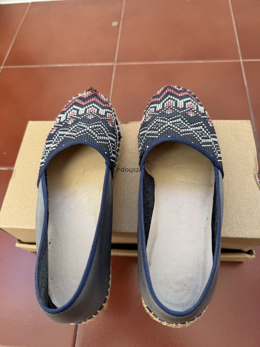 Alpercatas em tons de azul