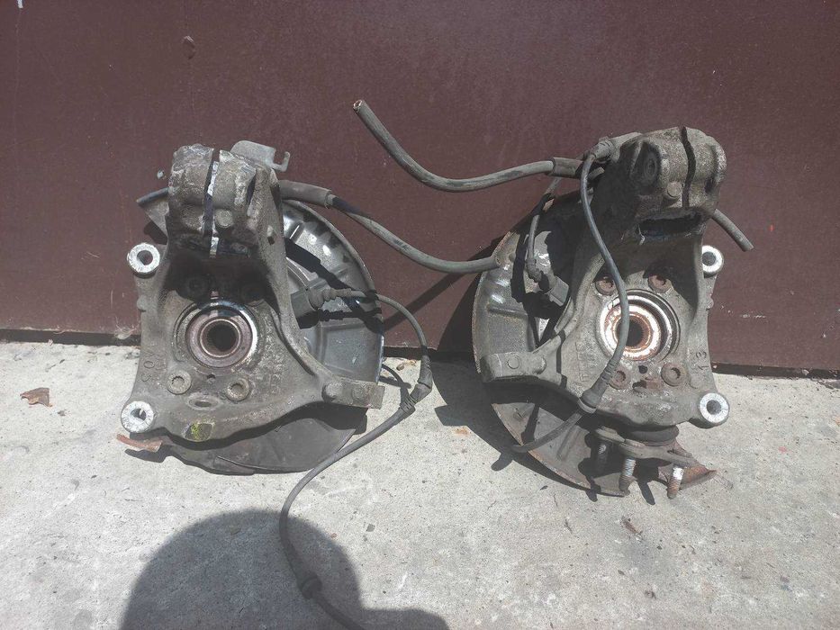 Поворотний кулак  Passat B6 Цапфа пасат Б6 підшипник передний