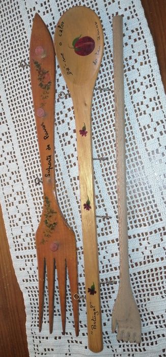 Talheres madeira e pratos para bolos