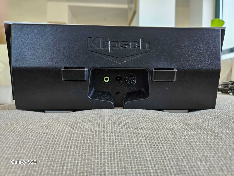 Leitor de iPod marca Klipsch.