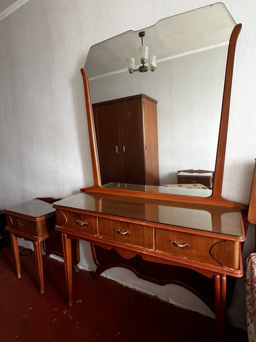 Продам спальный гарнитур красное дерево. Есть торг.