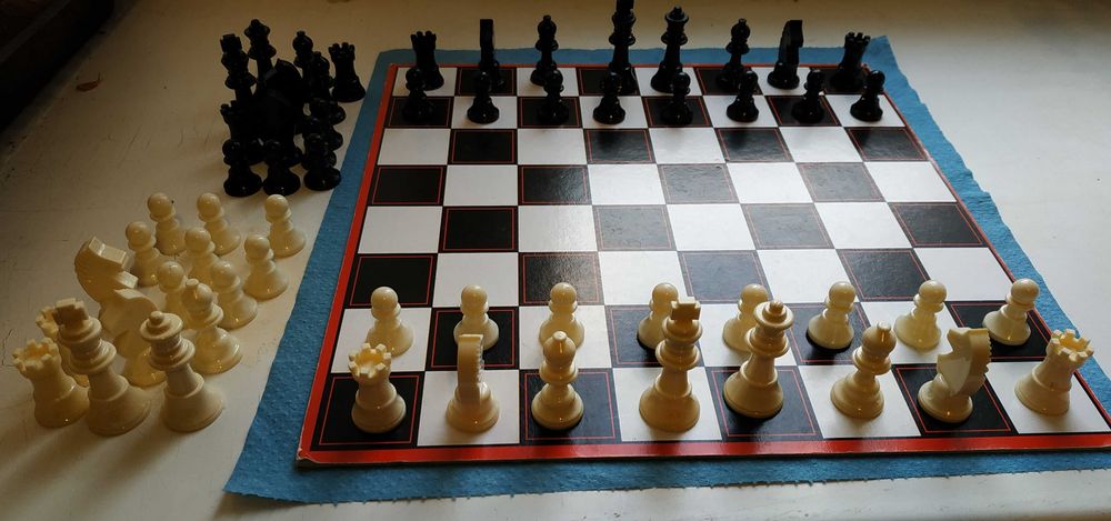 Шахматы и шашки дорожные