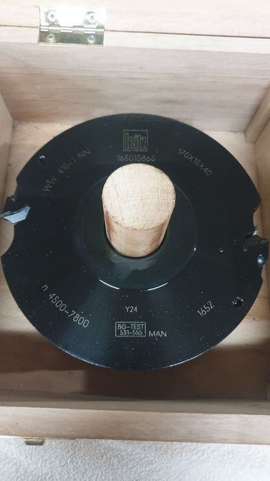 Głowice do ościeżnic z regulowaną opaską