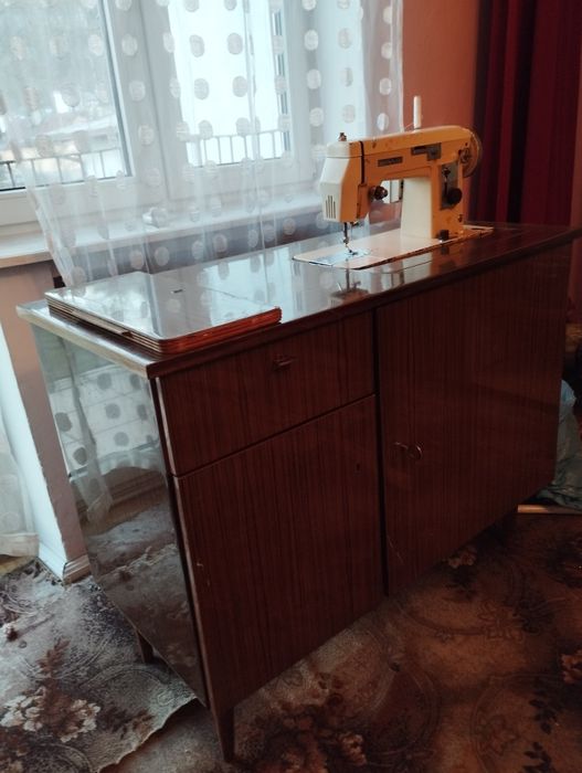 Maszyna do szycia łucznik lata 70 .