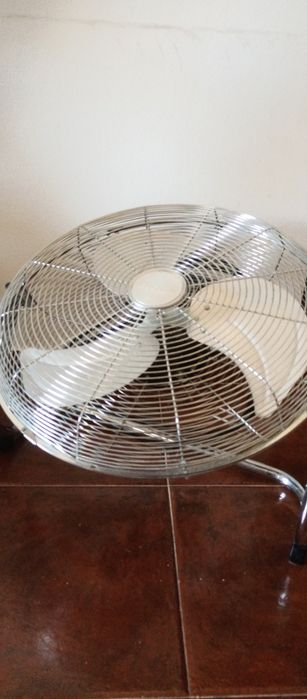 Ventilador de Chão Industrial Metálico (Cromado) – Alta Potência e Como Novo!