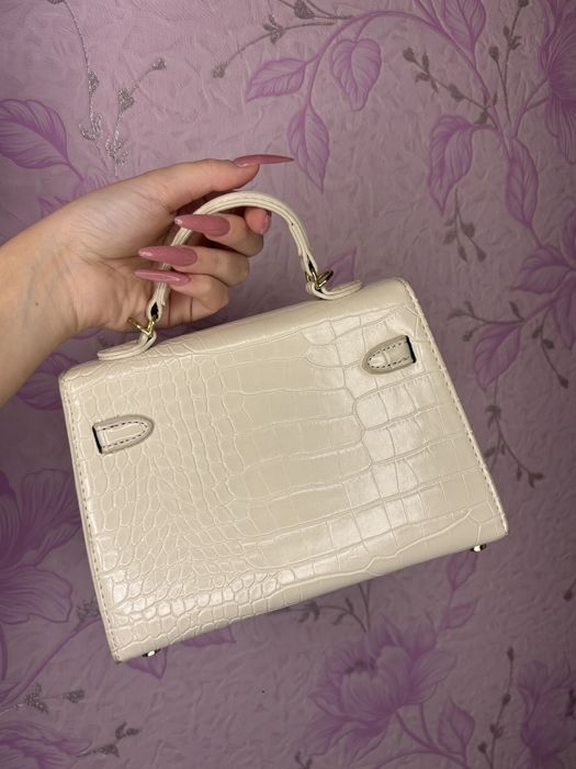 Сумка лакова шкіряна бежева у стилі kelly