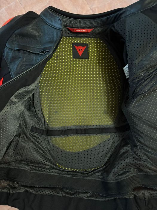 Casaco de mota feminino Dainese preto e vermelho