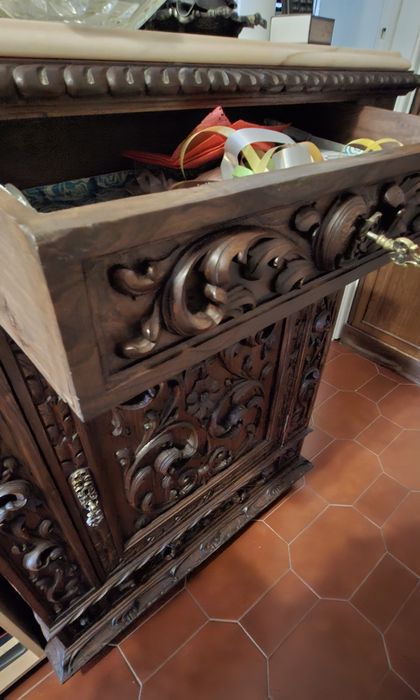 Armário bar em madeira trabalhada