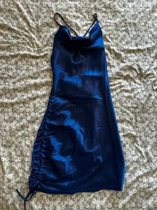 Elegancka niebieska sukienka
