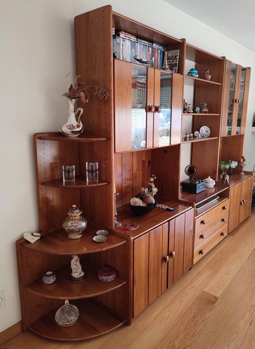 Móvel de sala CERNE com suporte TV, arrumação e louceiro