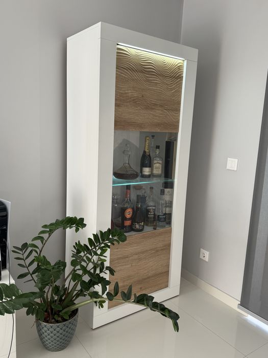 Vitrine com estante em vidro- Sala