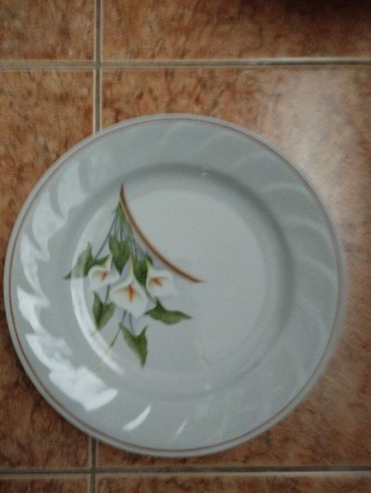 тарелка - подтарельники, чашки,сахарницы