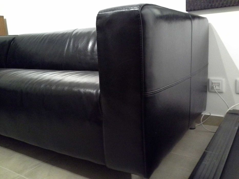 Sofá castanho em pele