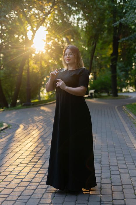 Довга чорна сукня