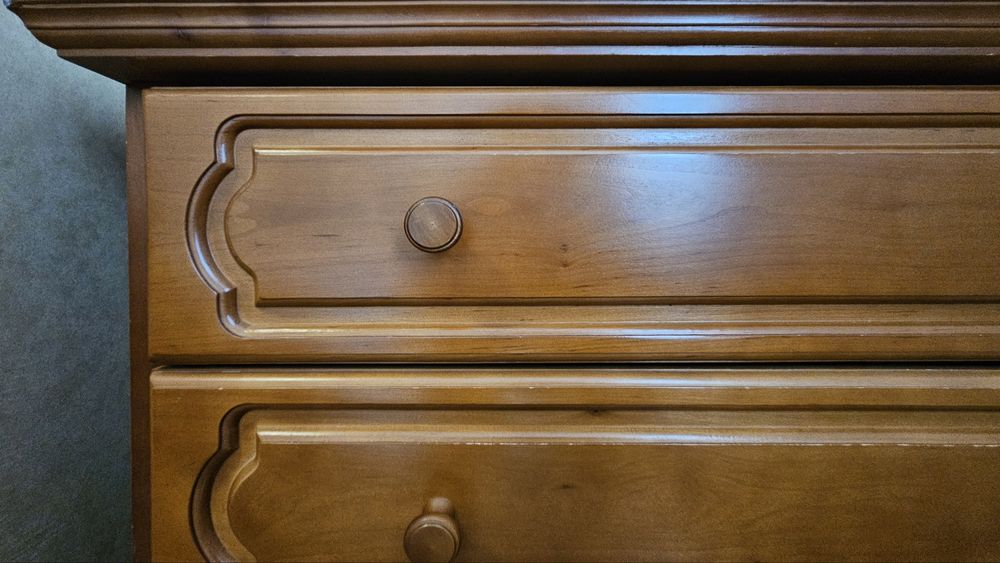 Комод з масиву дерева