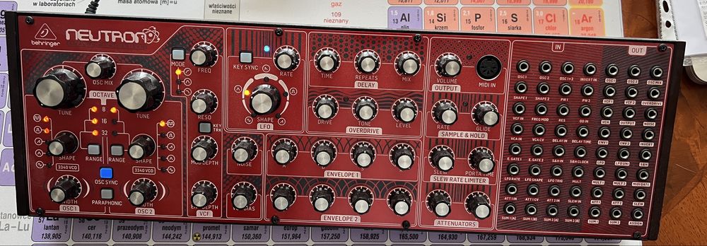 Neutron Behringer syntezator semimodularny midi