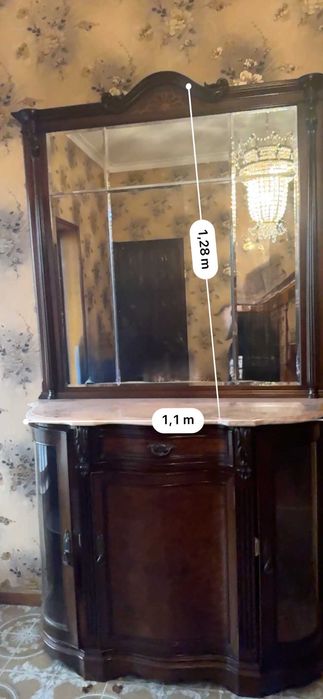 Móvel de entrada em madeira mogno com topo de mármore rosa