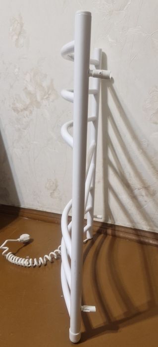 Рушникосушка електрична, у гарному стані.  Самовивіз.