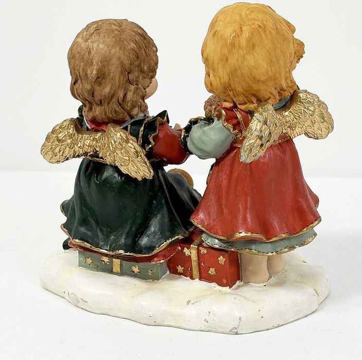 Figurka dwa Aniołki kolorowe z zabawkami Seneca Design 18cm.