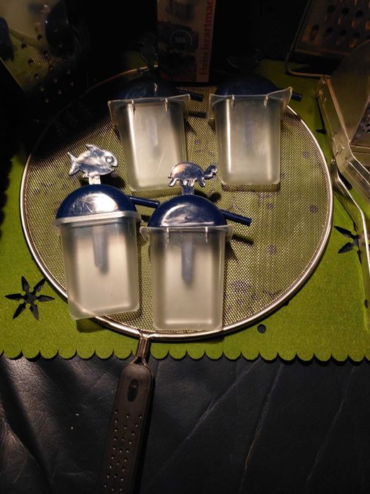 Zestaw  przyborów kuchnia- sitko, praska , kubek łyżki Alessi