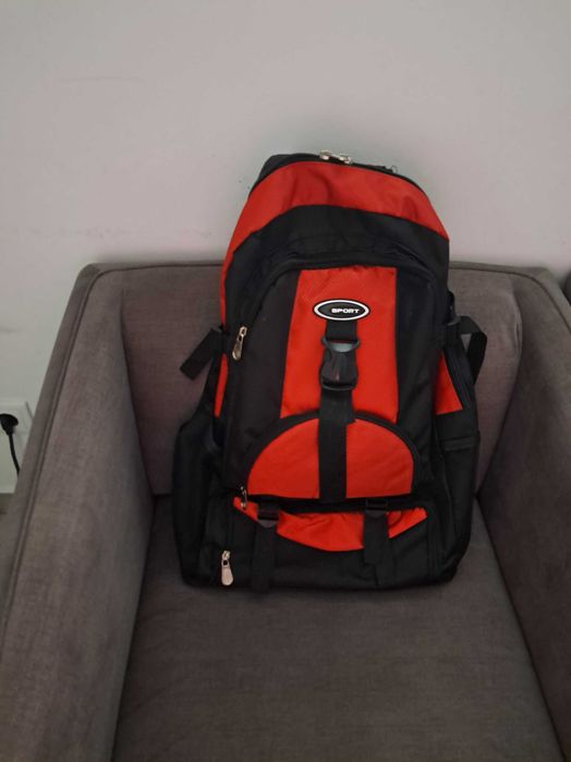 Mochila preta/vermelha para viagem