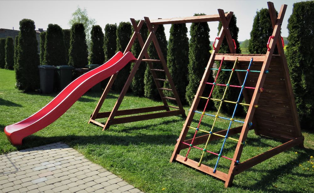 Plac zabaw; Huśtawka, ścianka wspinaczkowa, podest pod ślizg