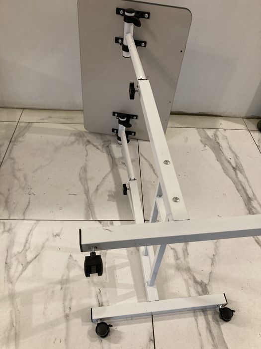 Stolik pod laptopa do łóżka