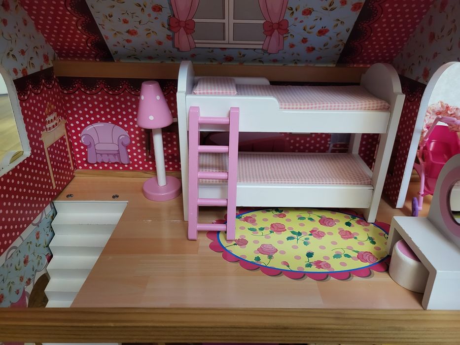 Ляльковий дерев'яний будиночок.