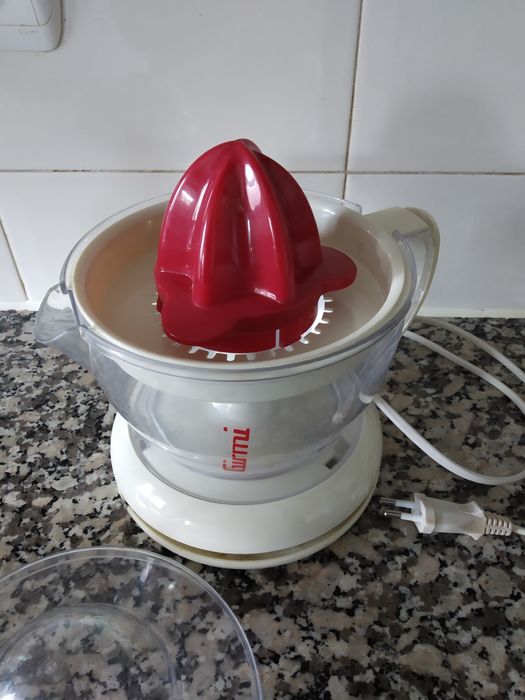 Espremedor de citrinos elétrico