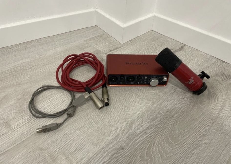 Microfone scarlett studio CM25 e amplificador de som Focusrite