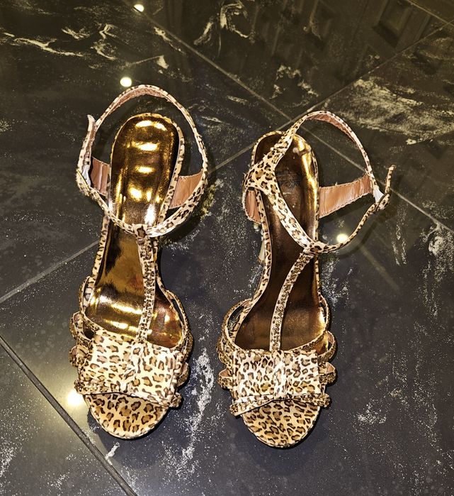 Sapatos de salto alto