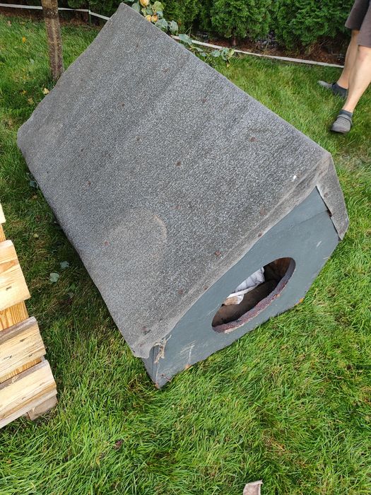 Buda dla psa solidna i ciężka.