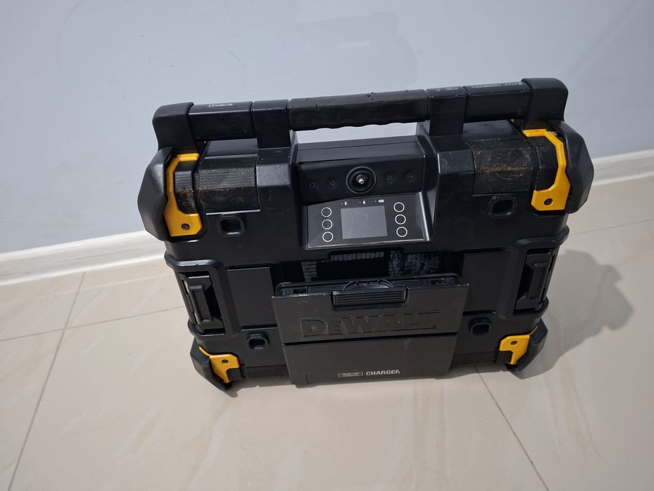 Зарядний пристрій - радіоприймач DeWALT DWST1