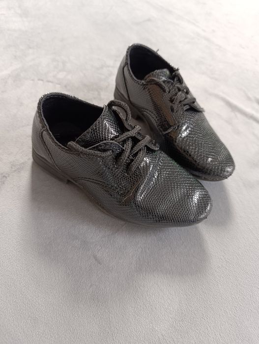 Eleganckie buty chłopięce 23 lakierki