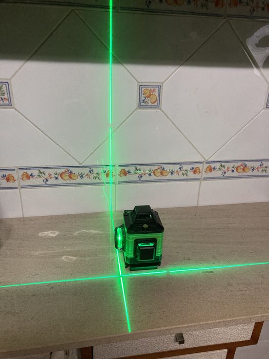 Laizer com comando e carregador novo muito util em obras