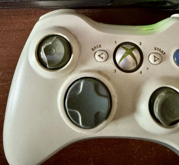 Xbox 360 z kinectem i jednym padem