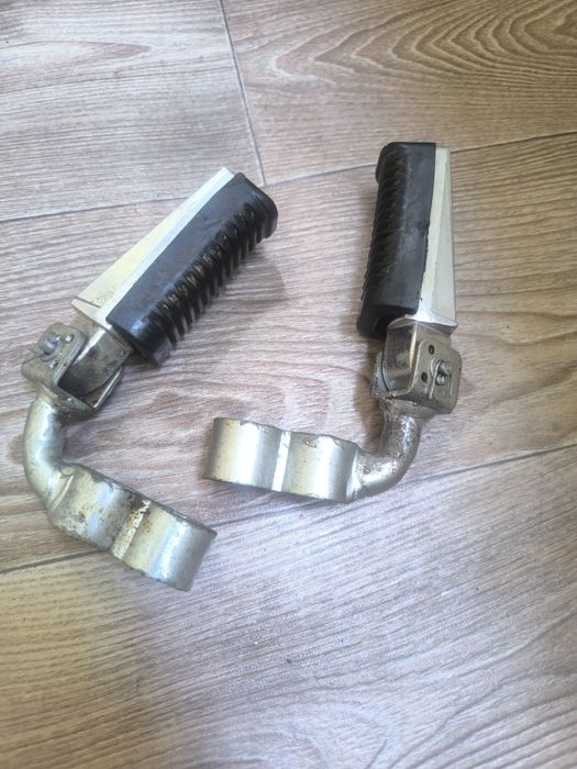 Підніжки пасажира для мотоциклів