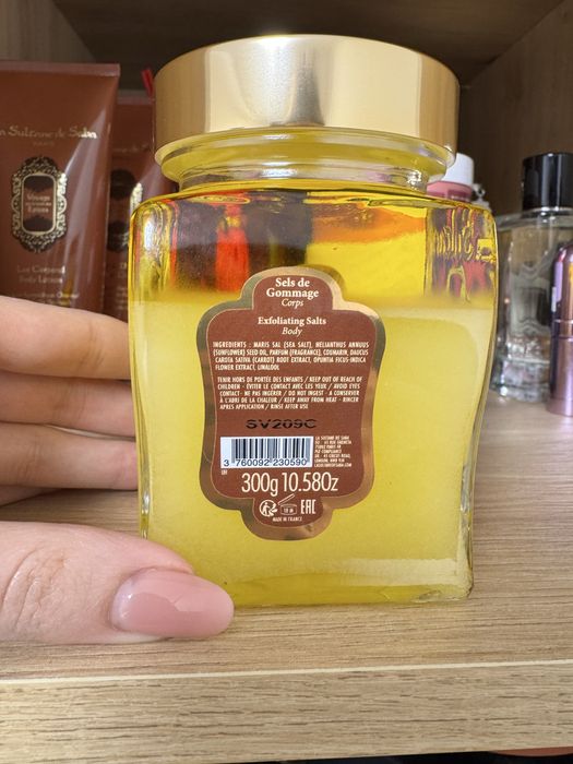 La Sultane de Saba Exfoliating Salts c ароматом аюрведичної амбри, ванілі та пачулі.