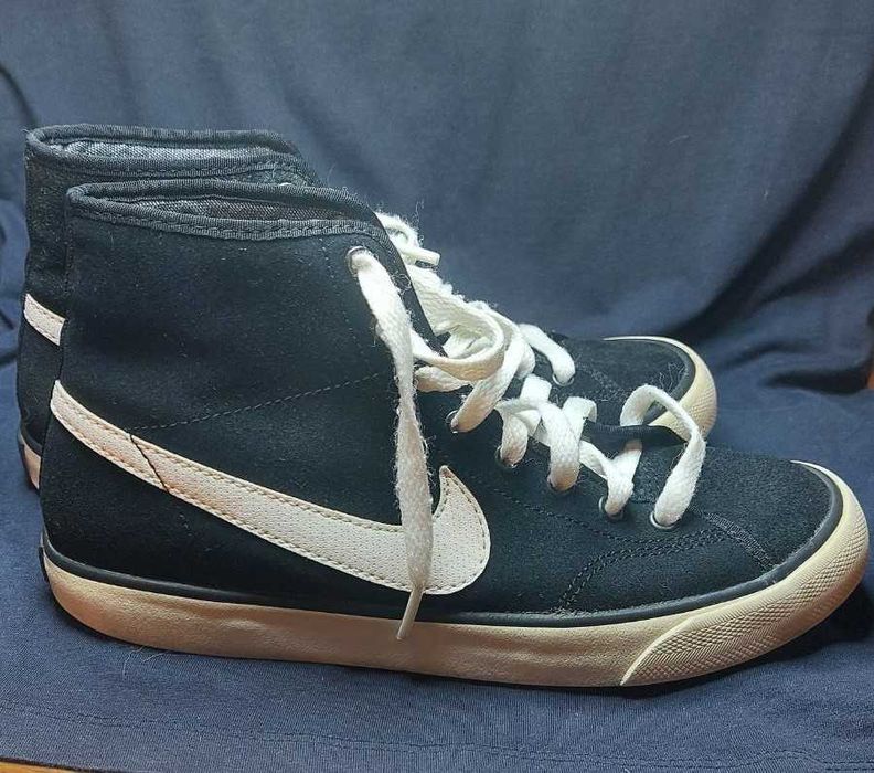 Фирменные кеды Nike.