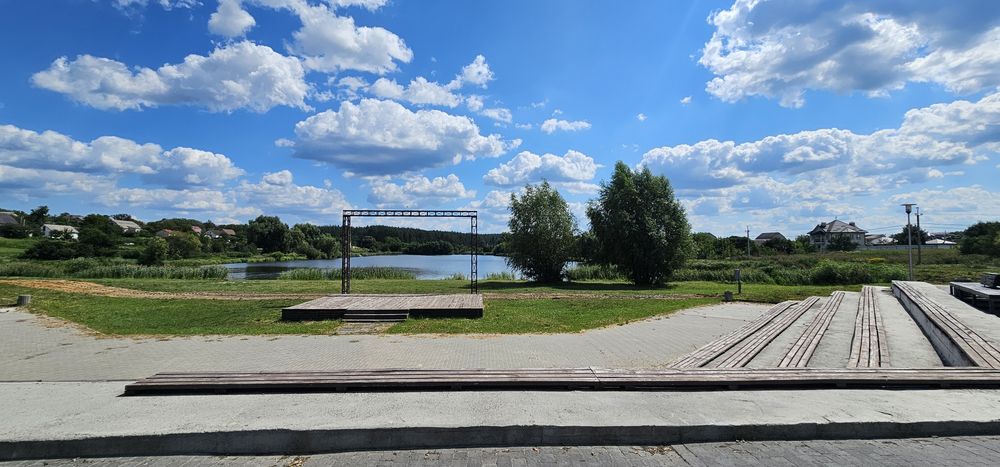 Просторий сучасний будинок з терасою біля лісу та озера.Газ