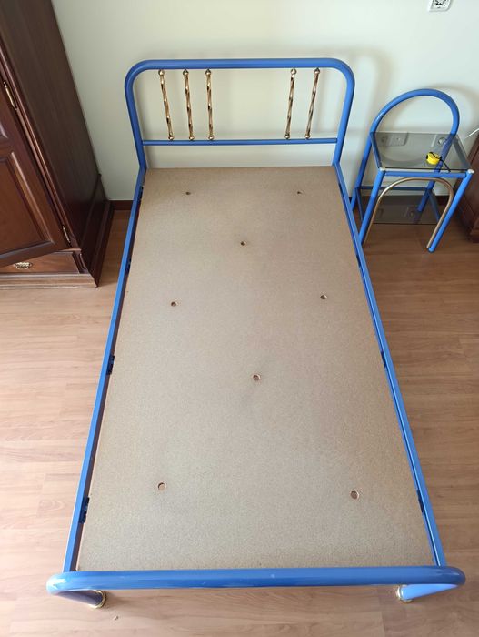 Cama solteiro azul e mesa de cabeceira
