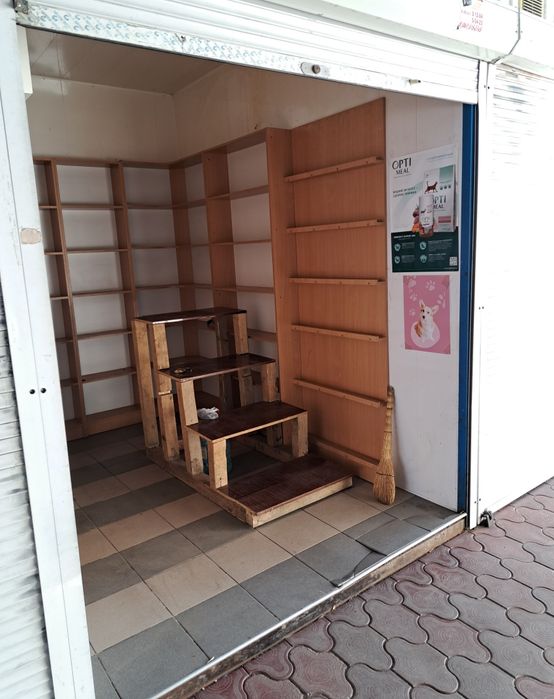 Здам конт. 2×3м з меблям та електрикой на центр. ринку у проход. місті